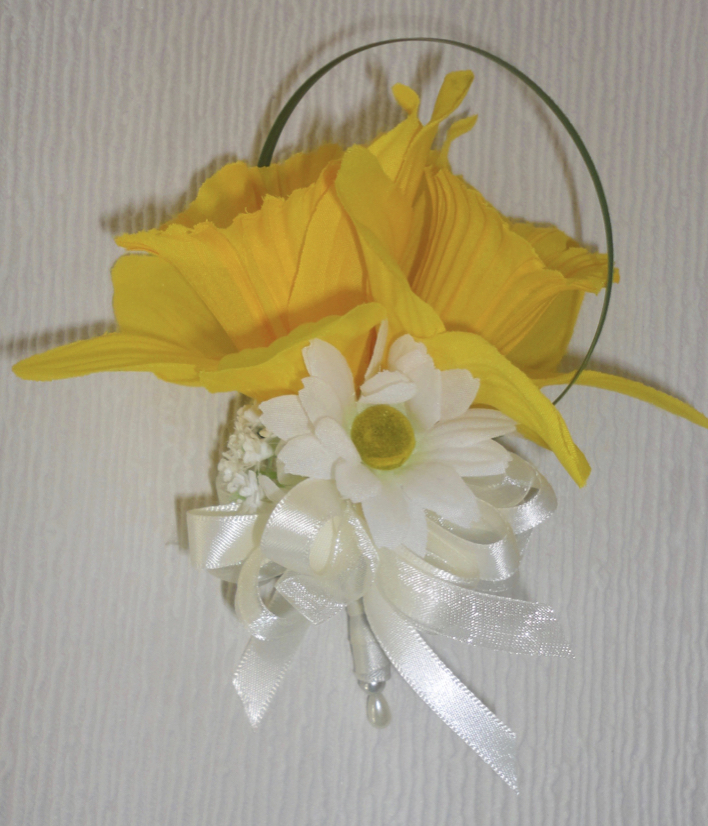 Daisy & daffodil Corsage